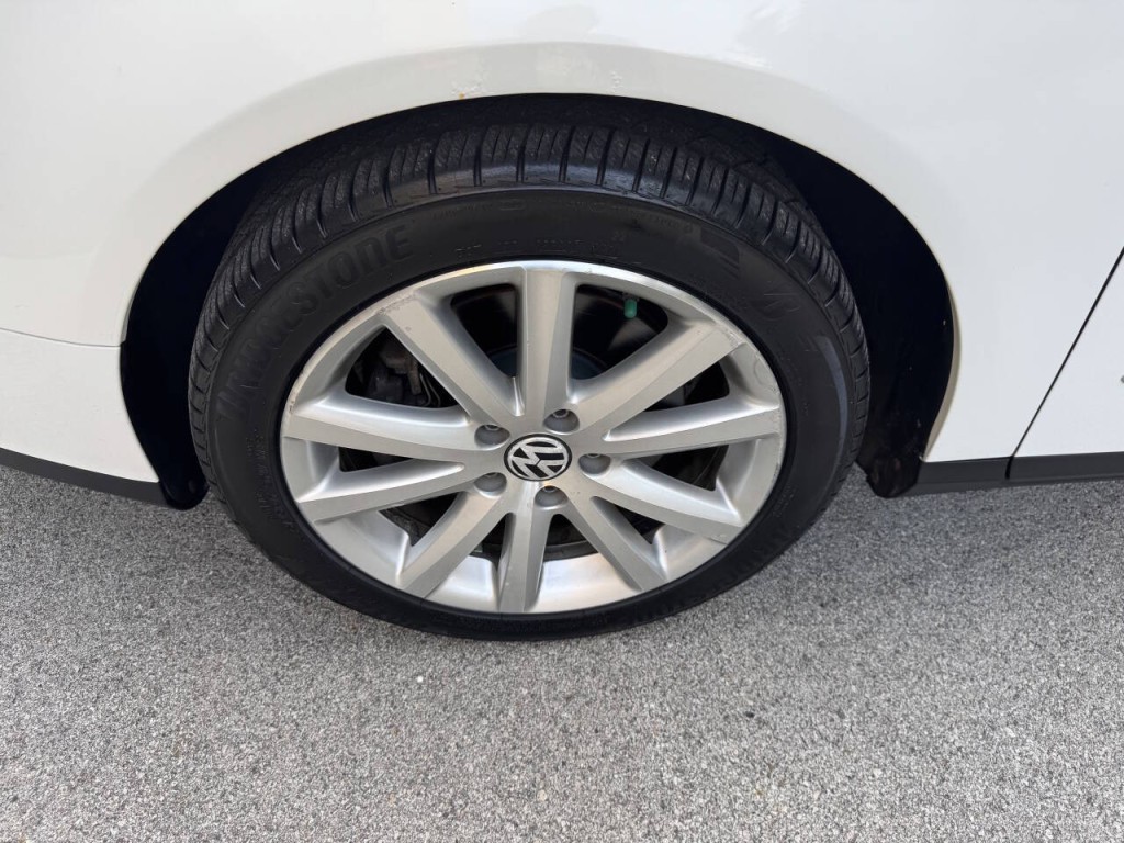 2010 Volkswagen Passat Image 20