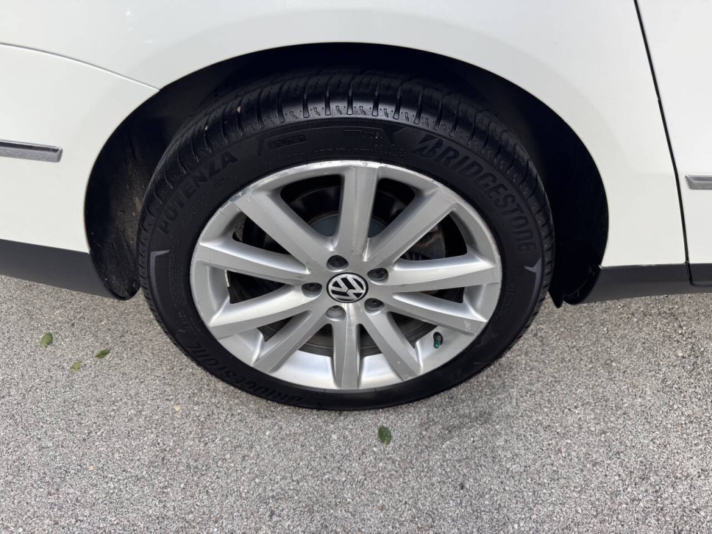 2010 Volkswagen Passat Image 21
