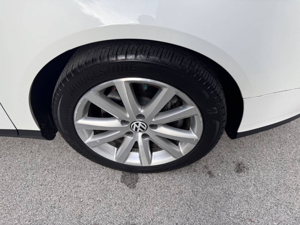 2010 Volkswagen Passat Image 22