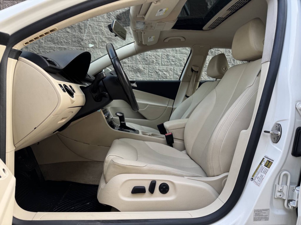 2010 Volkswagen Passat Image 23