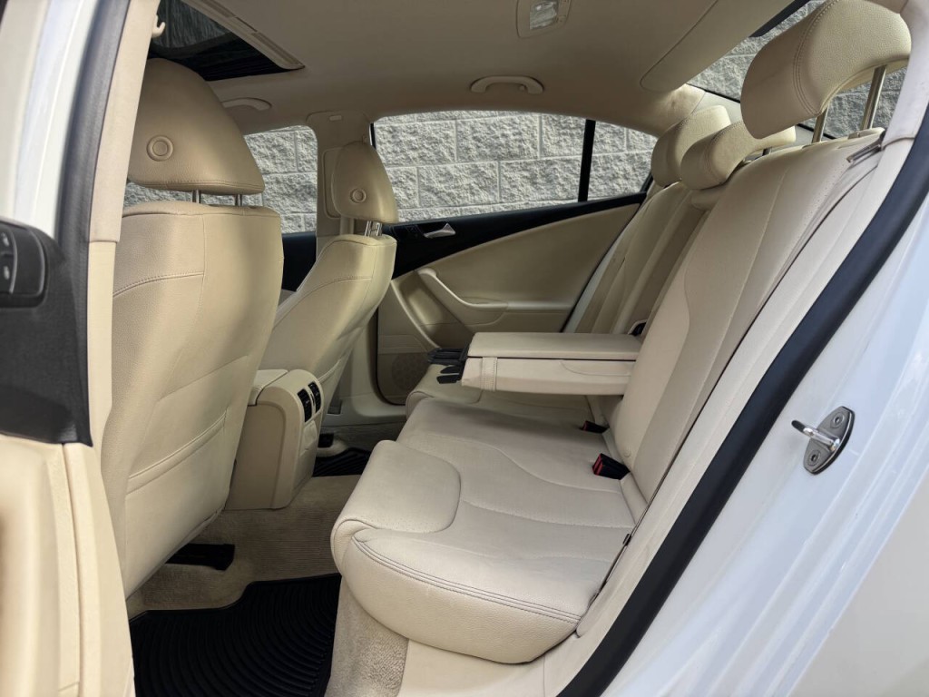 2010 Volkswagen Passat Image 24