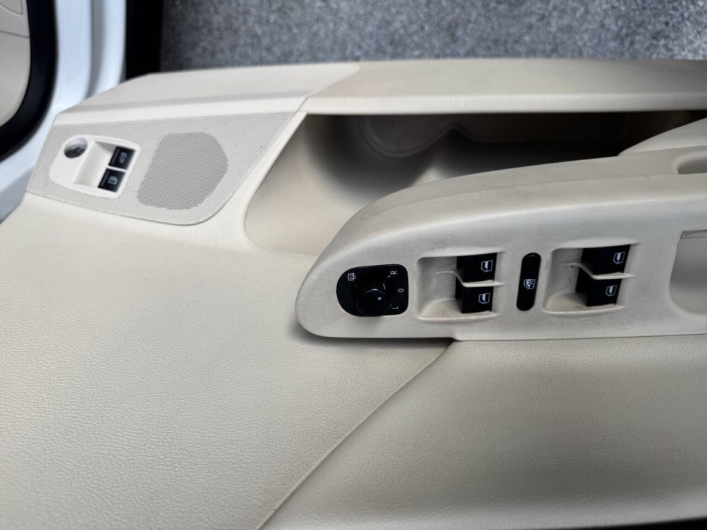 2010 Volkswagen Passat Image 25
