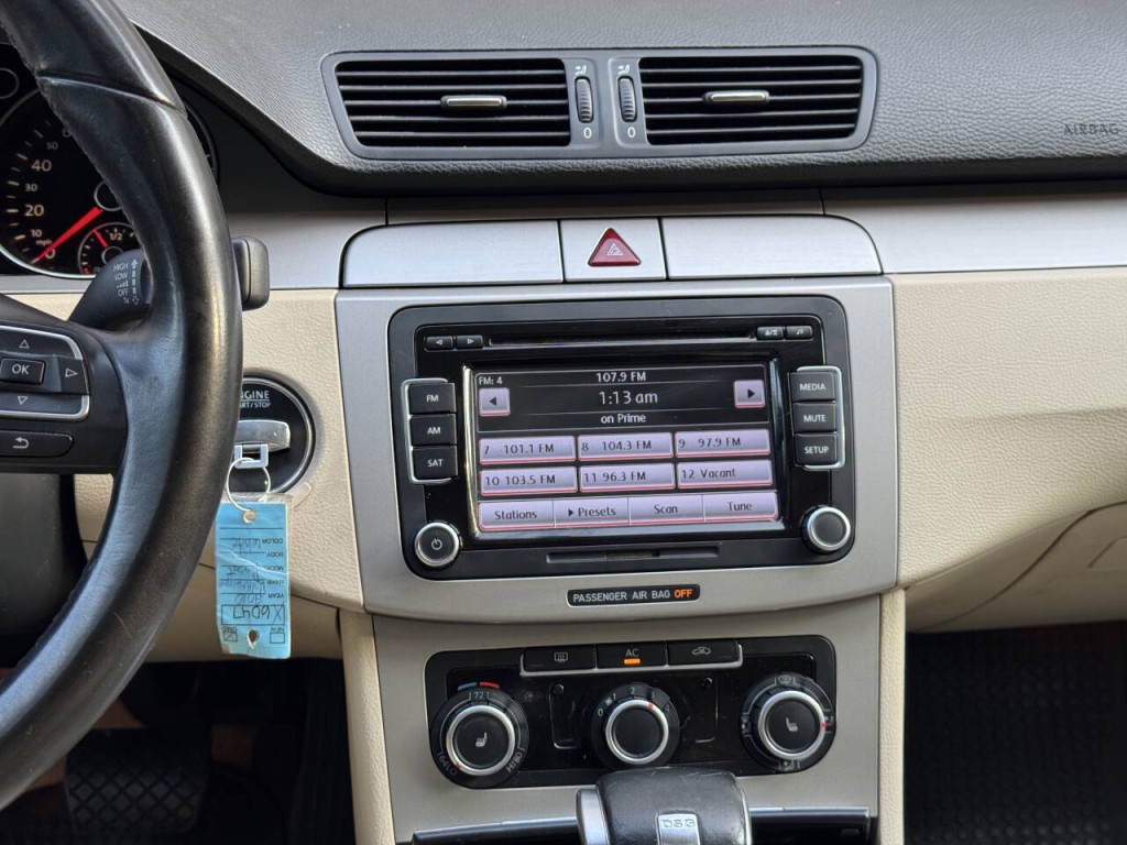 2010 Volkswagen Passat Image 26
