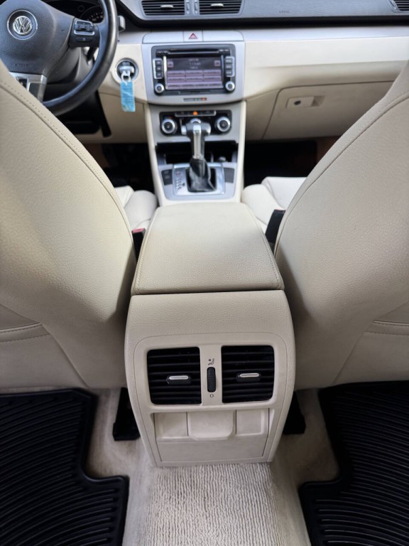 2010 Volkswagen Passat Image 27