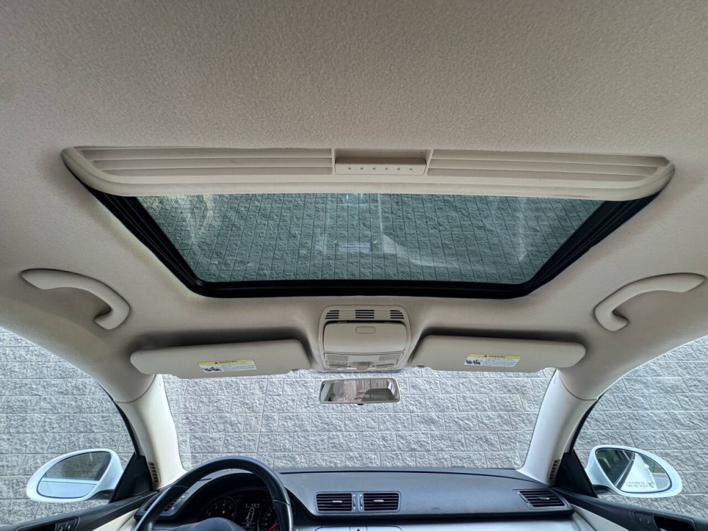 2010 Volkswagen Passat Image 28