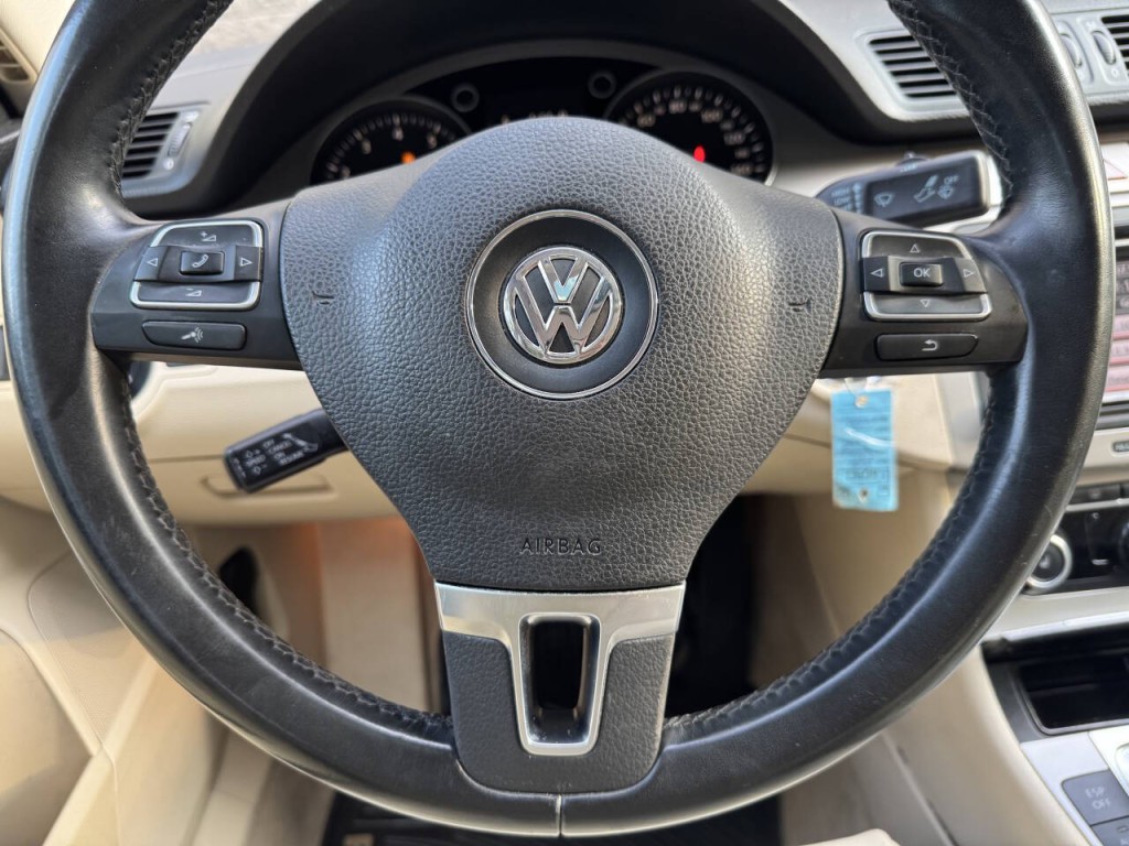 2010 Volkswagen Passat Image 30
