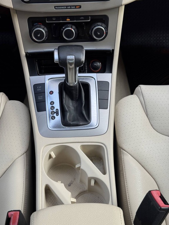 2010 Volkswagen Passat Image 31