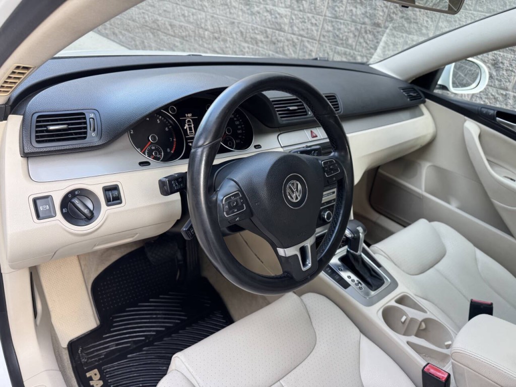 2010 Volkswagen Passat Image 32