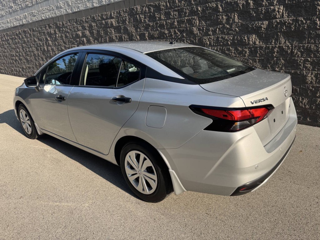 2023 Nissan Versa Image 3