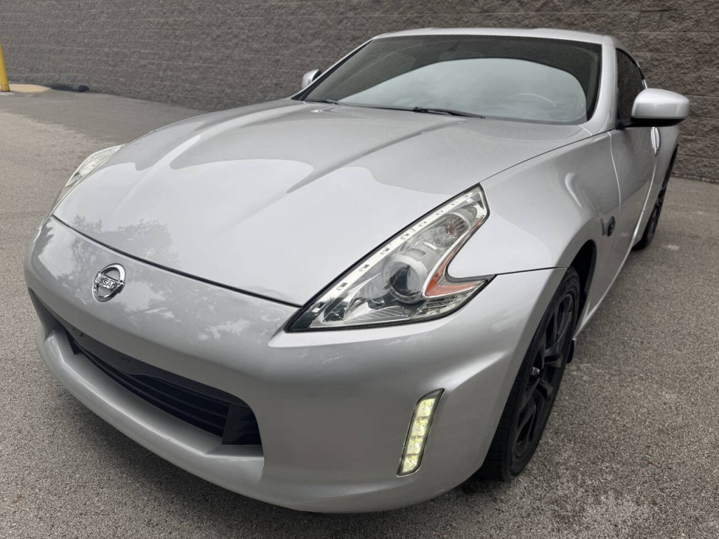 2015 Nissan 370Z Image 3