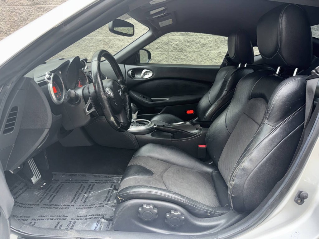 2015 Nissan 370Z Image 23