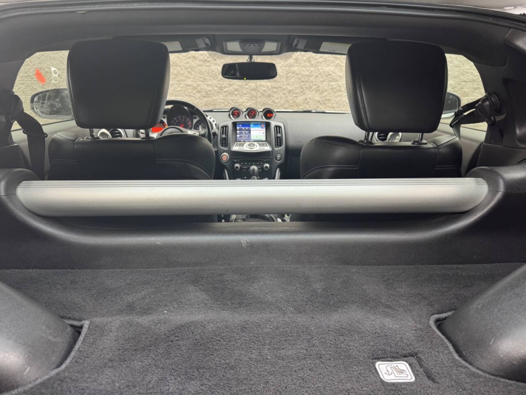 2015 Nissan 370Z Image 30