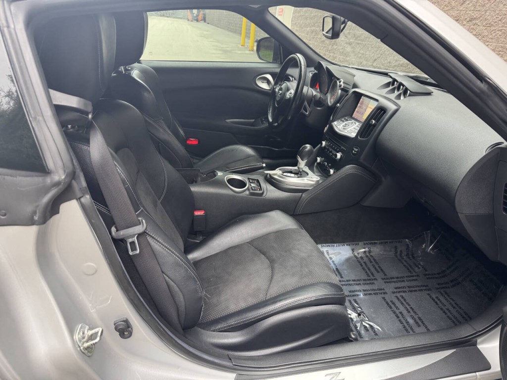 2015 Nissan 370Z Image 32