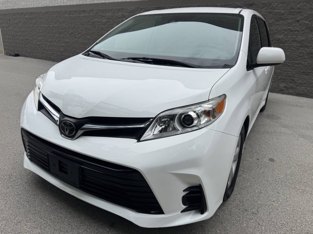 2019 Toyota Sienna Image 2