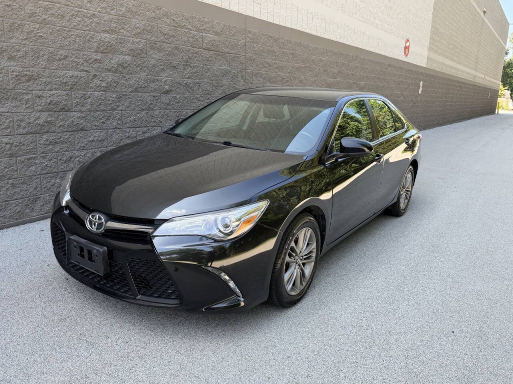 2017 Toyota Camry Image 2