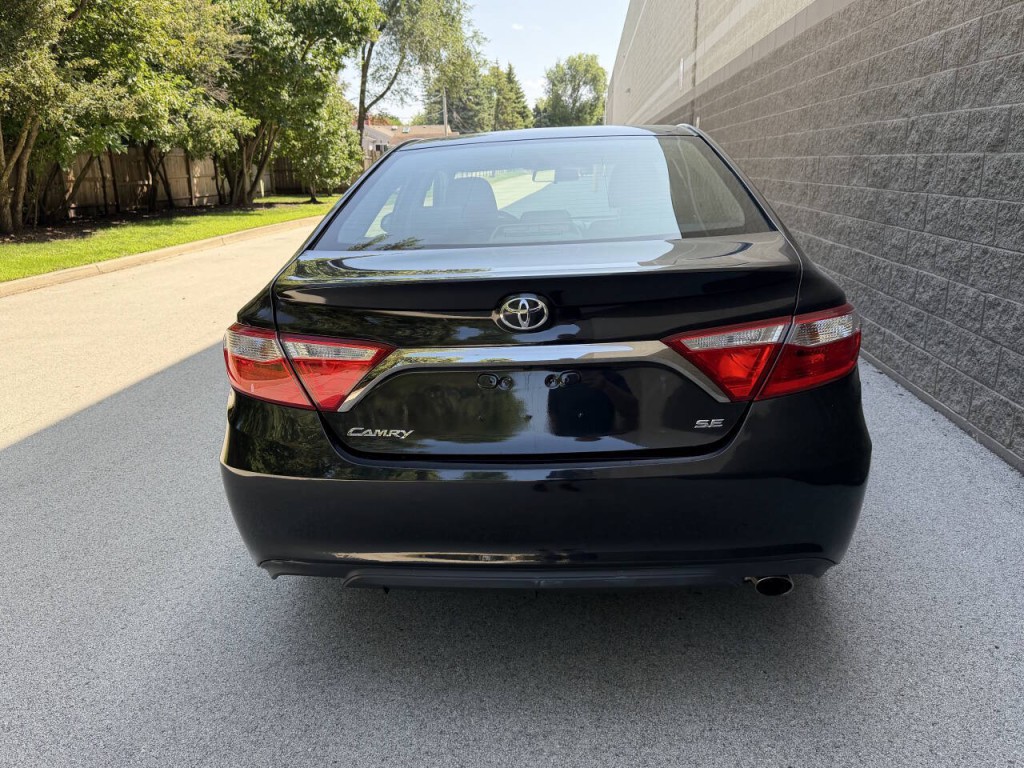 2017 Toyota Camry Image 11