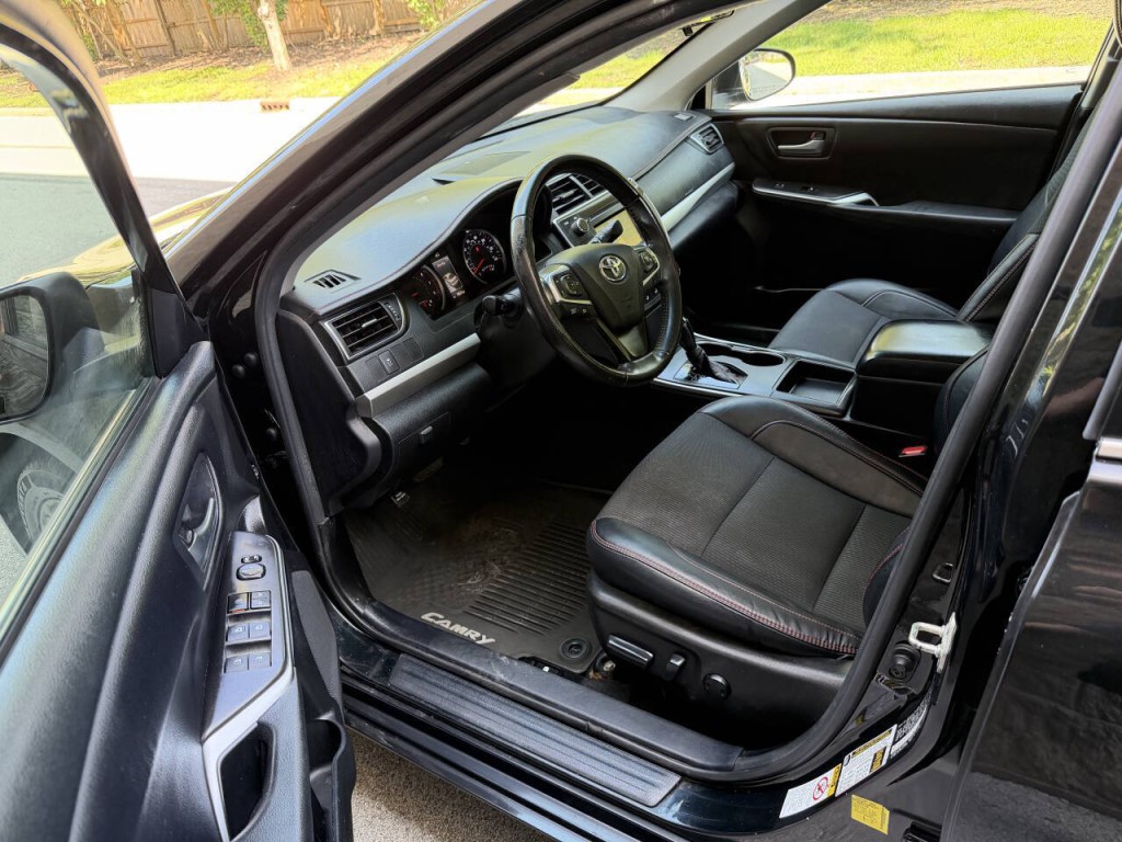 2017 Toyota Camry Image 13