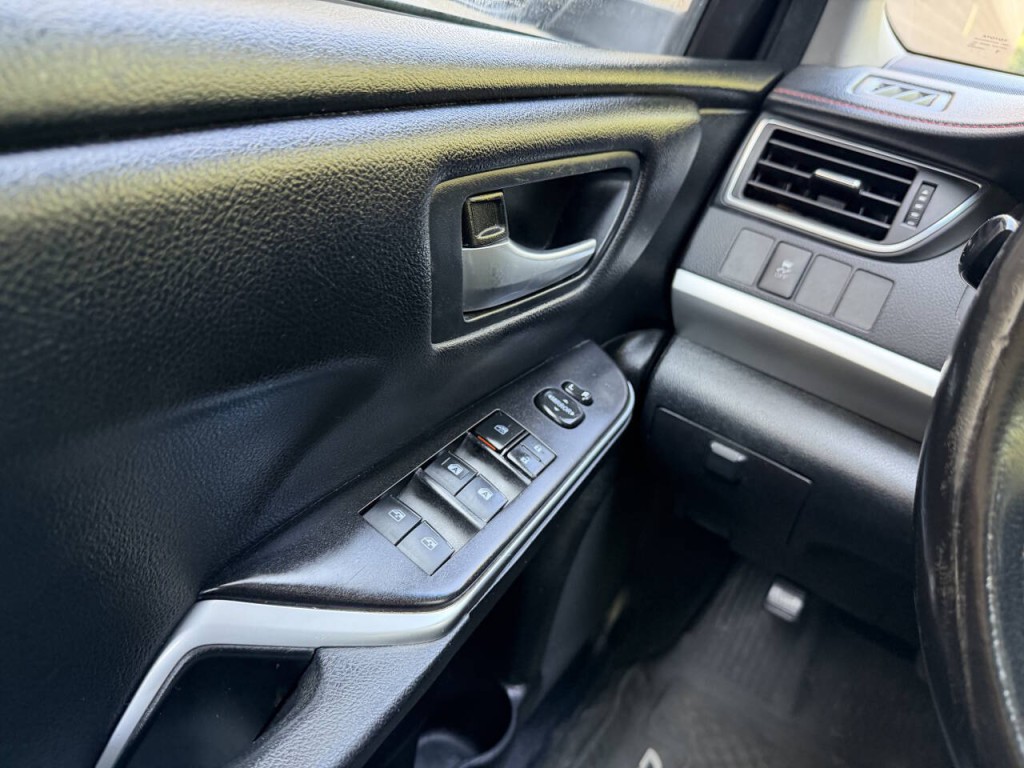 2017 Toyota Camry Image 18