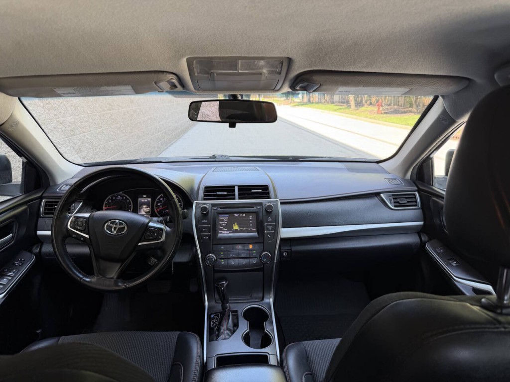 2017 Toyota Camry Image 19