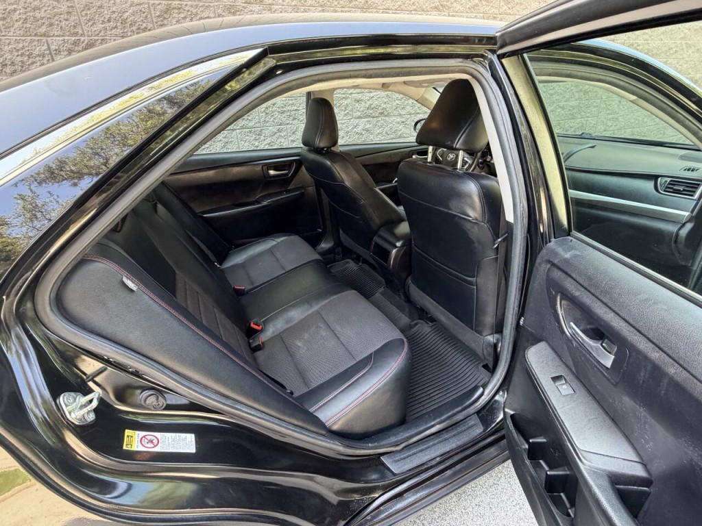 2017 Toyota Camry Image 20