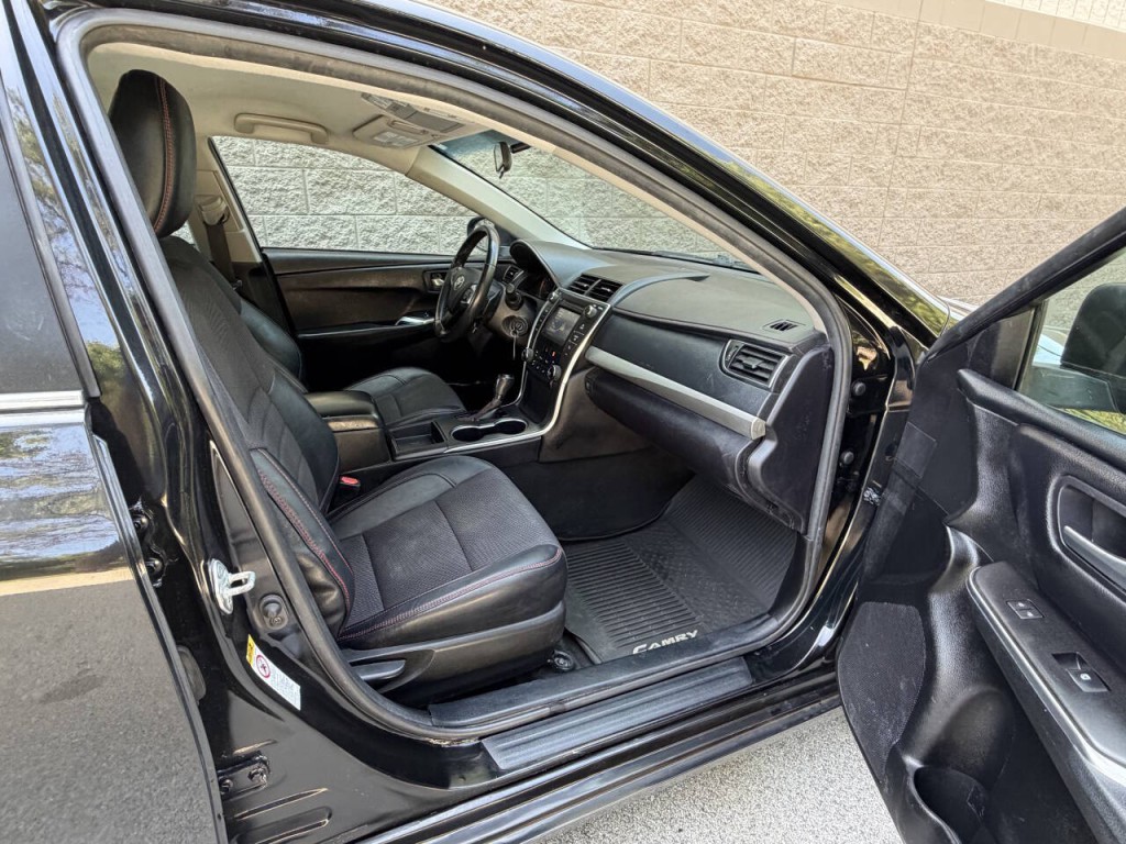 2017 Toyota Camry Image 21