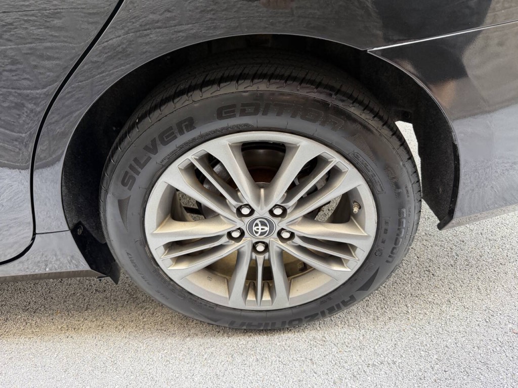 2017 Toyota Camry Image 33