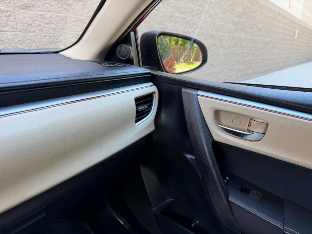 2015 Toyota Corolla Image 24