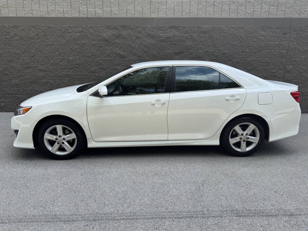 2014 Toyota Camry Image 2