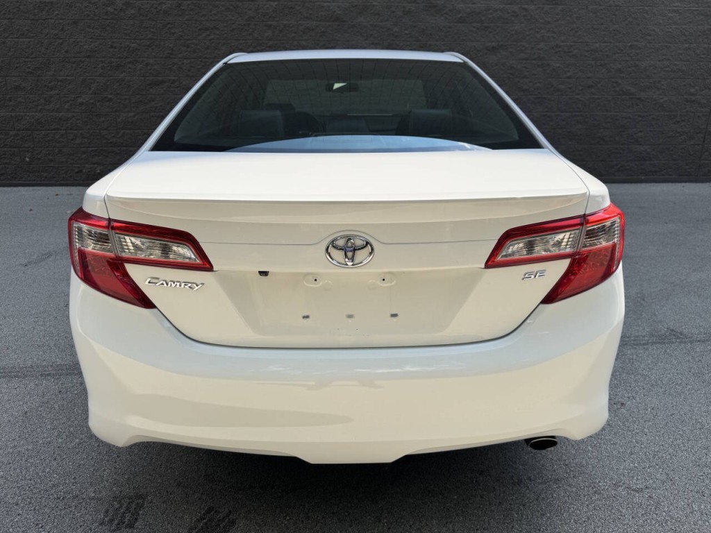 2014 Toyota Camry Image 16