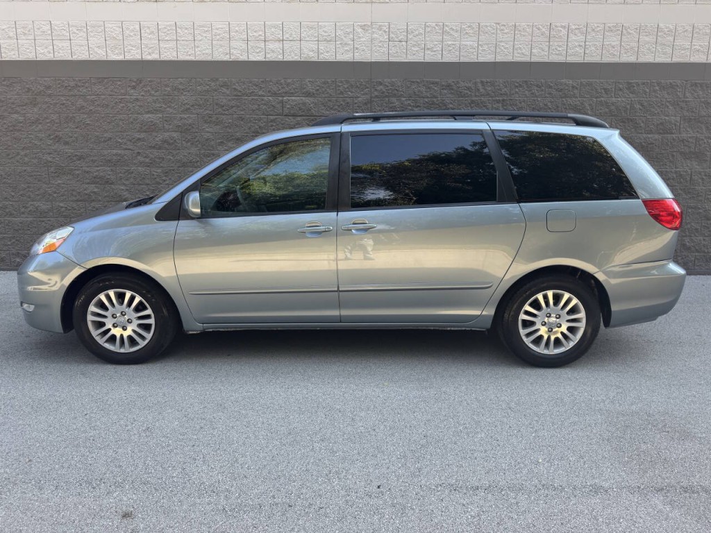 2007 Toyota Sienna Image 2