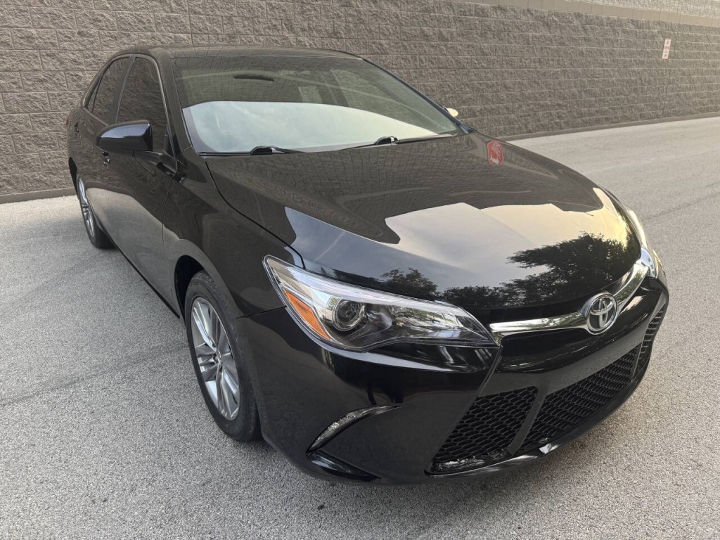 2017 Toyota Camry Image 2