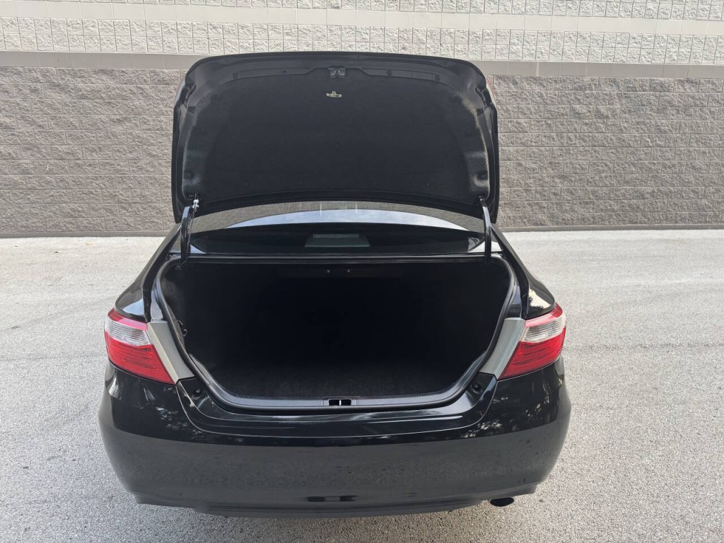 2017 Toyota Camry Image 10