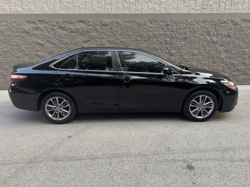 2017 Toyota Camry Image 11
