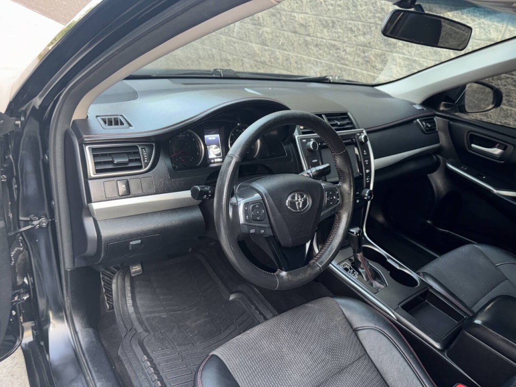 2017 Toyota Camry Image 18
