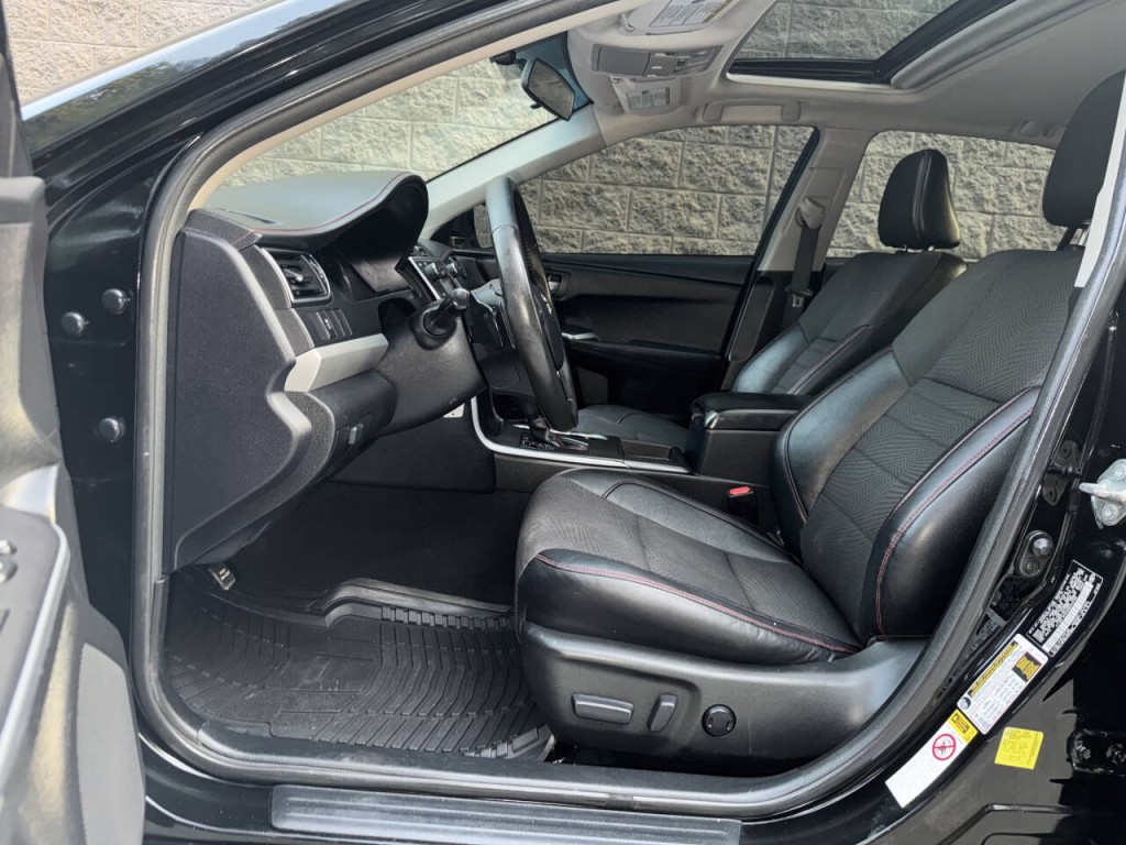 2017 Toyota Camry Image 19