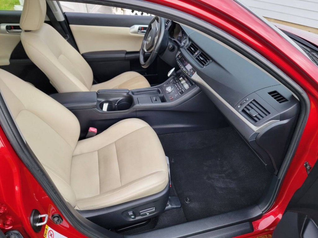 2013 Lexus CT 200h Image 11