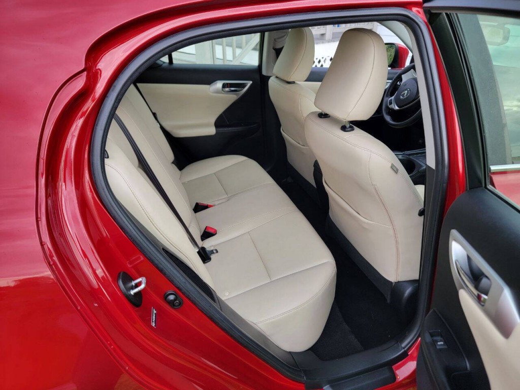 2013 Lexus CT 200h Image 12