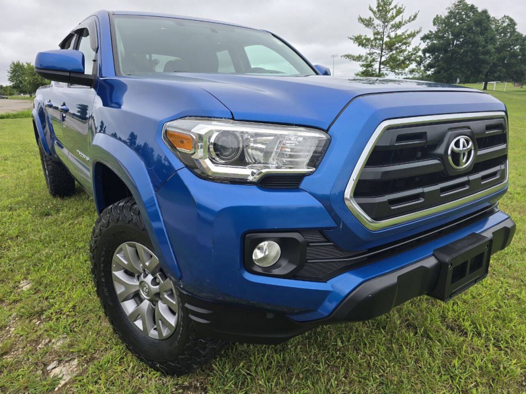2017 Toyota Tacoma Image 2