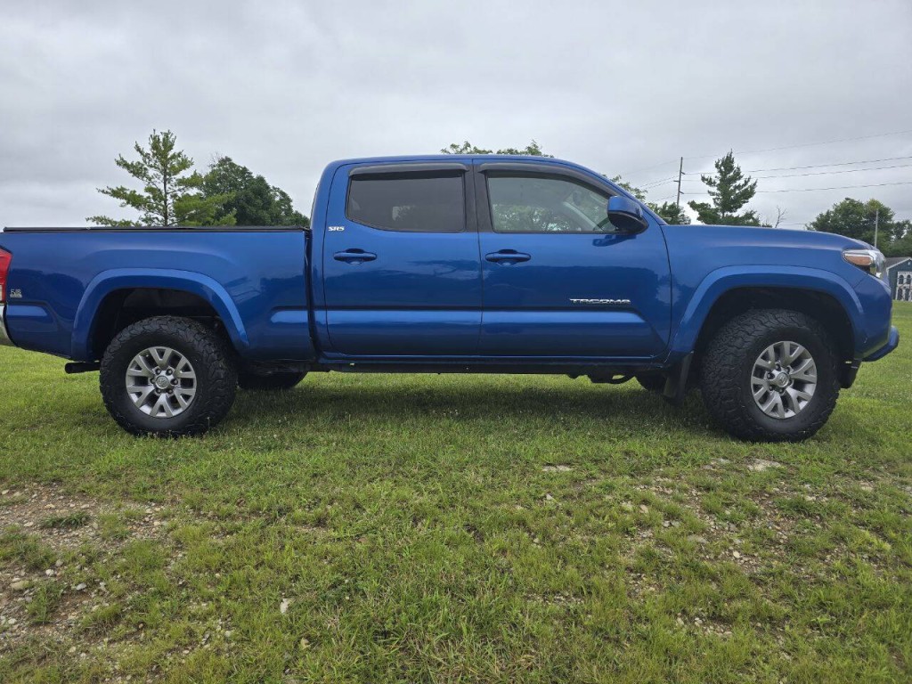 2017 Toyota Tacoma Image 3