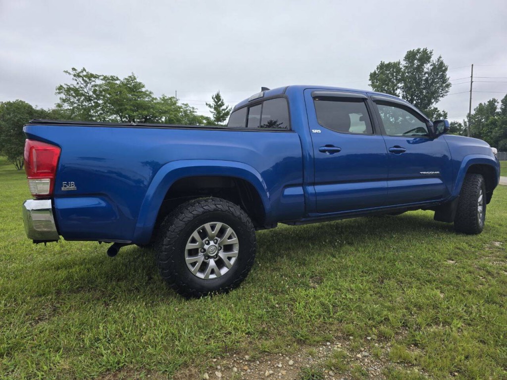 2017 Toyota Tacoma Image 4