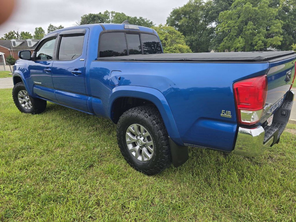 2017 Toyota Tacoma Image 8