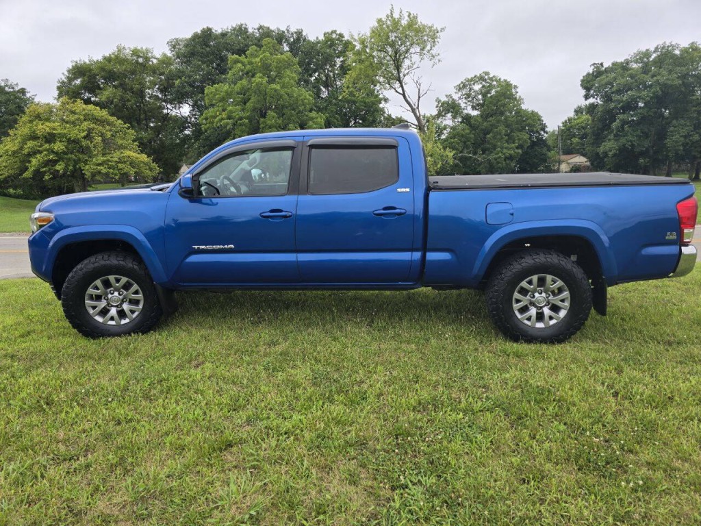 2017 Toyota Tacoma Image 9