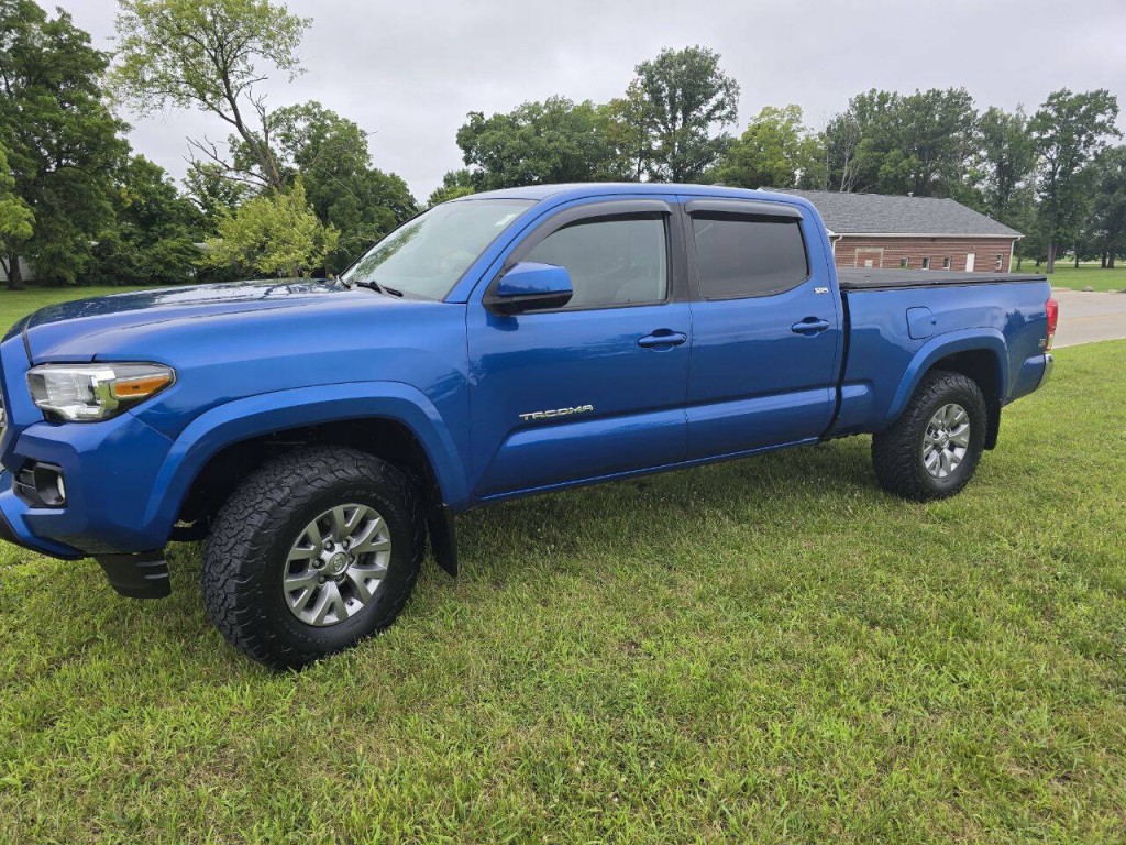 2017 Toyota Tacoma Image 10