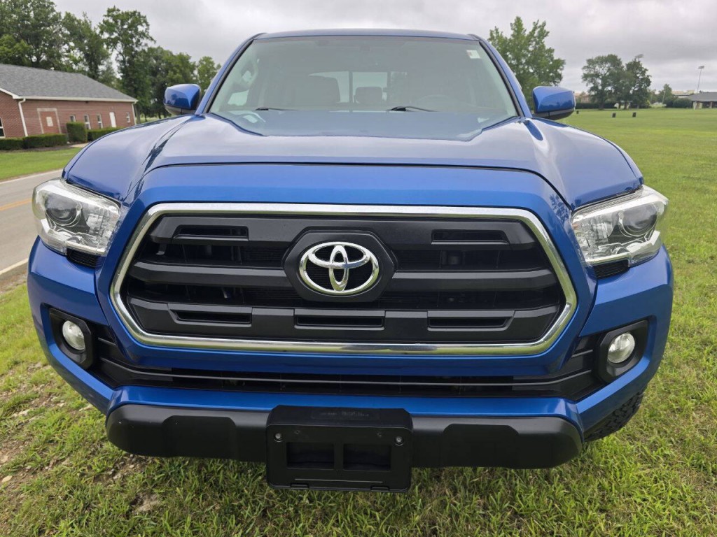 2017 Toyota Tacoma Image 12