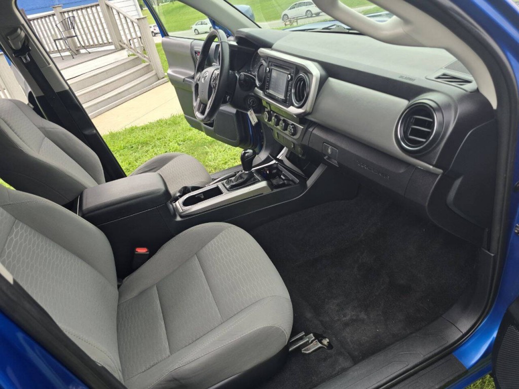2017 Toyota Tacoma Image 20