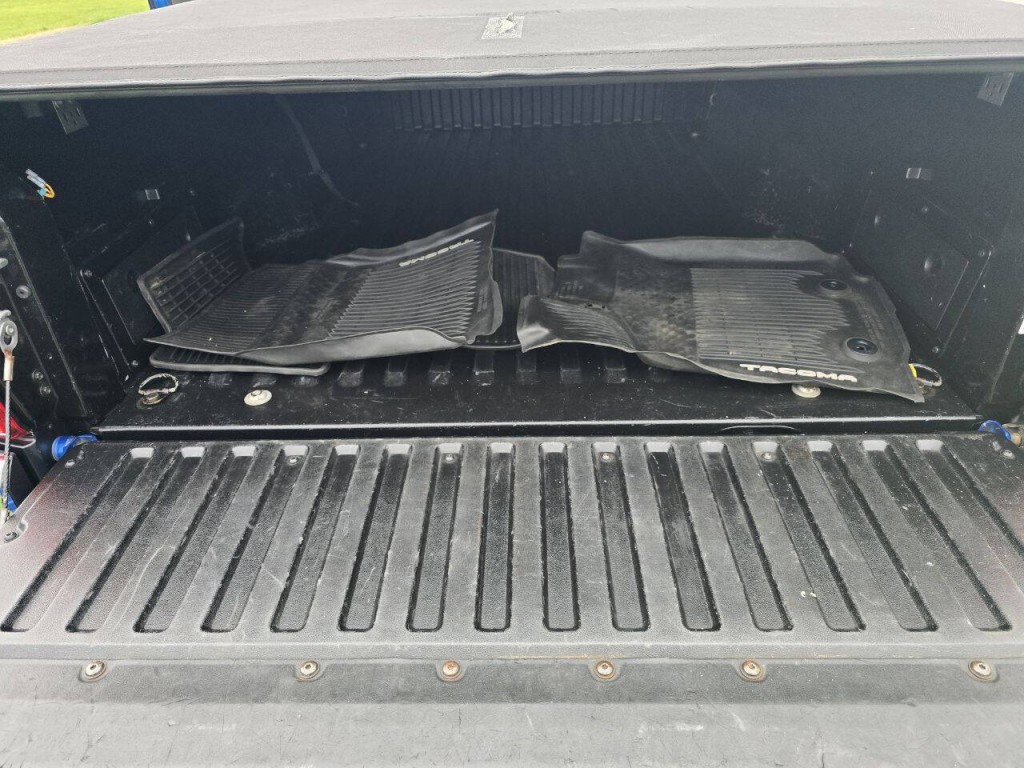 2017 Toyota Tacoma Image 23
