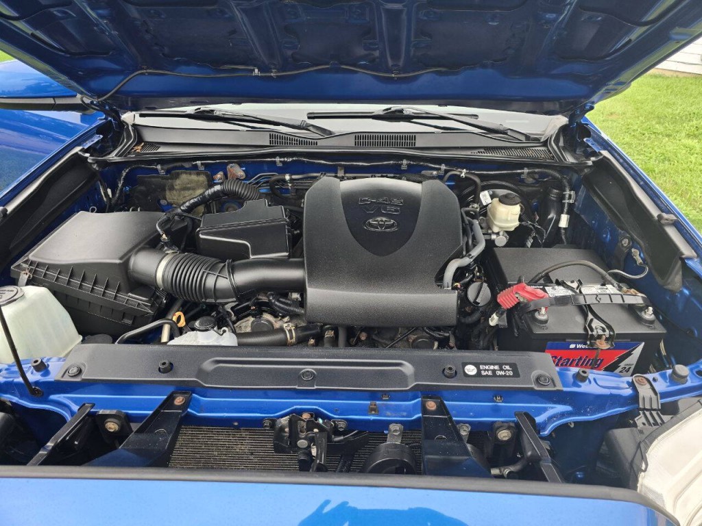 2017 Toyota Tacoma Image 32