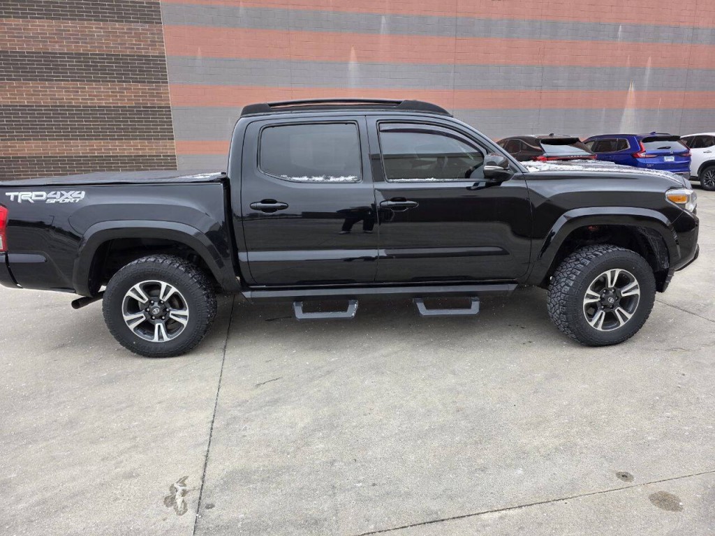 2017 Toyota Tacoma Image 3