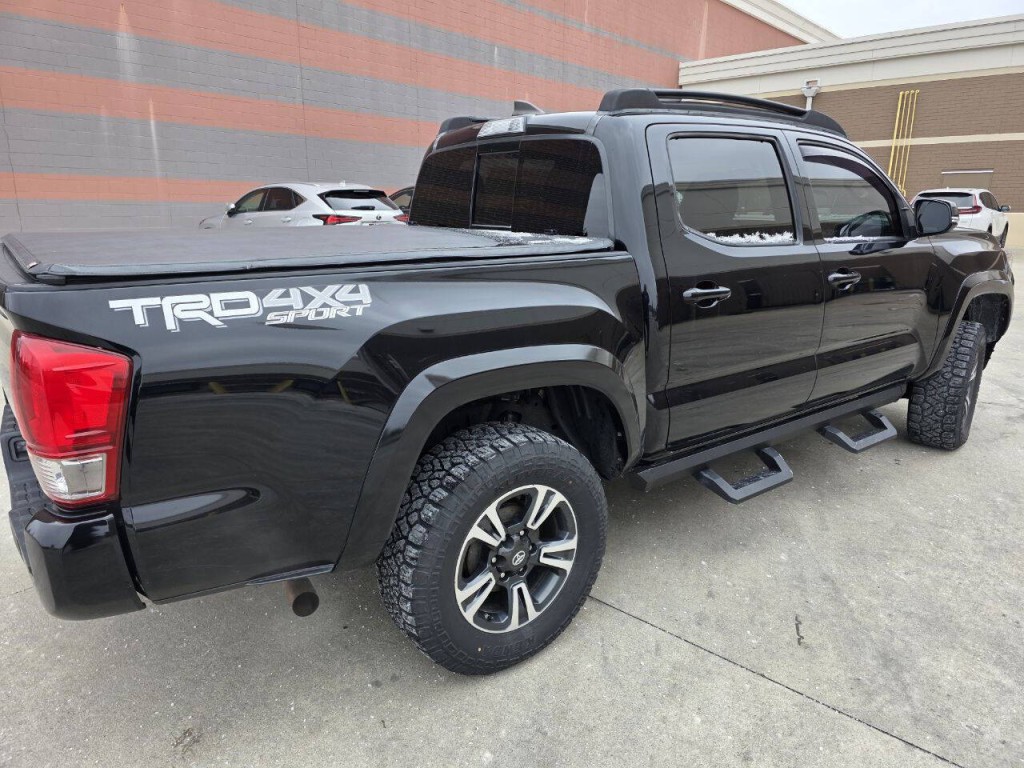 2017 Toyota Tacoma Image 4