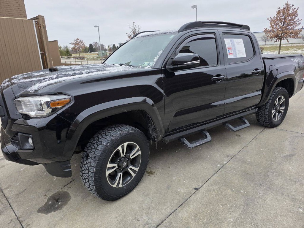 2017 Toyota Tacoma Image 10